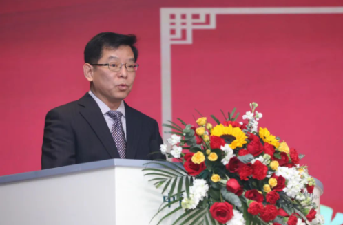 　新當(dāng)選的理事長李衛(wèi)東在講話中首先對上級黨委的信任、代表的支持表示衷心的感謝，并分享了自己對行業(yè)發(fā)展的一些看法。他表示，輪胎循環(huán)利用行業(yè)既充滿希望、極具發(fā)展?jié)摿?，又充滿挑戰(zhàn)。在今后的工作中，中國輪胎循環(huán)利用協(xié)會將緊緊把握當(dāng)下黨和國家“推動綠色發(fā)展”的總體戰(zhàn)略目標(biāo)，按照相關(guān)的政策指引，在各有關(guān)主管部門的指導(dǎo)下，以“科技化、數(shù)字化、金融化、生態(tài)化、標(biāo)準(zhǔn)化、法制化”為指導(dǎo)：一是強(qiáng)化科技化，使科技創(chuàng)新成為行業(yè)發(fā)展的第一動力;二是運用數(shù)字化，賦能行業(yè)高水平發(fā)展;三是促進(jìn)金融化，助力做大做強(qiáng);四是構(gòu)建生態(tài)化，形成行業(yè)發(fā)展良好支撐體系;五是夯實標(biāo)準(zhǔn)化，使標(biāo)準(zhǔn)成為行業(yè)發(fā)展的堅固保障;六是推動法制化，使行業(yè)在法律法規(guī)保障下良性運行。最終目標(biāo)是推動行業(yè)實現(xiàn)高質(zhì)量發(fā)展與轉(zhuǎn)型升級，把行業(yè)打造成為科技引領(lǐng)、綠色低碳、數(shù)字支撐、法制健全，為中國式現(xiàn)代化建設(shè)作出積極貢獻(xiàn)的行業(yè)。
