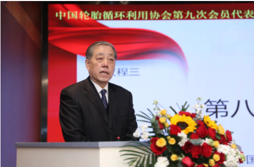 會上，中國輪胎循環(huán)利用協(xié)會第八屆理事會理事長朱軍做了第八屆理事會工作報告。朱軍表示，中國輪胎循環(huán)利用協(xié)會第八屆理事會履職期間，正逢百年未遇之大疫情持續(xù)影響期和實現(xiàn)“兩個一百年”奮斗目標(biāo)的歷史交匯期。在國家循環(huán)經(jīng)濟(jì)政策的指引下，在政府主管部門的大力推動下，在社會各界的廣泛關(guān)注下，協(xié)會第八屆理事會全體成員團(tuán)結(jié)奮斗，帶領(lǐng)全行業(yè)的干部員工共同努力，做了大量卓有成效的工作。在嚴(yán)峻復(fù)雜形勢面前，經(jīng)受了考驗，鍛煉了隊伍，戰(zhàn)勝了困難，各項工作取得了可喜的成績。具有輪胎/橡膠資源“減量化、再利用、資源化”典型特征的輪胎循環(huán)利用行業(yè)得到了長足的進(jìn)步。