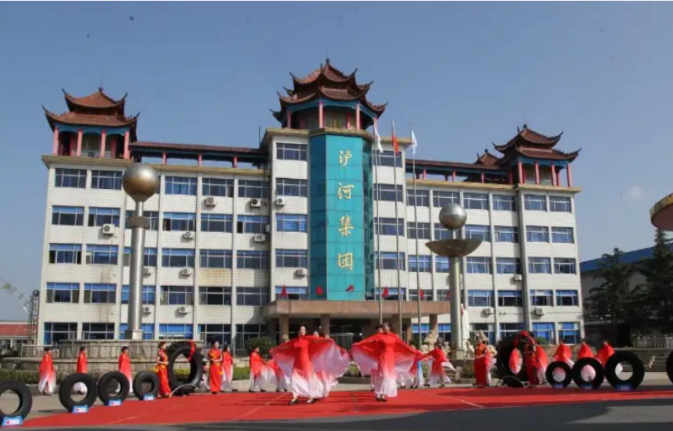 　山東瀘河集團有限公司成立于1986年，位于山東省濰坊市，現(xiàn)擁有100萬套全鋼子午胎和500萬套半鋼子午胎生產(chǎn)線，其“瀘河”商標(biāo)被國家工商總局商標(biāo)局認(rèn)定為中國馳名商標(biāo)。