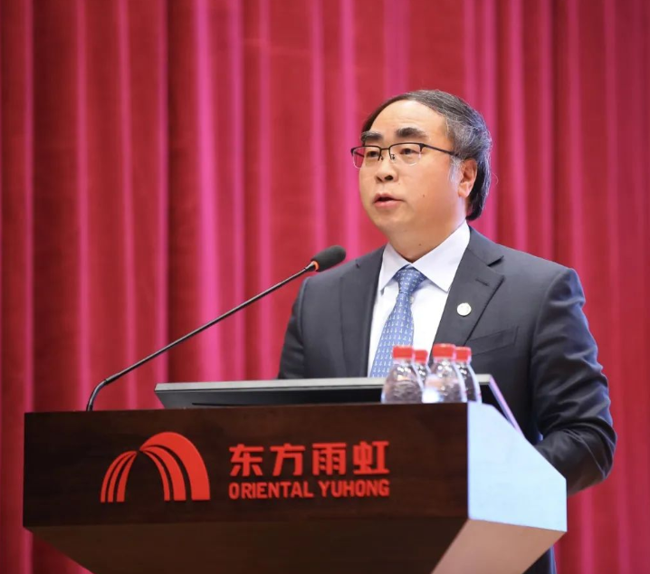 東方雨虹控股副董事長兼總裁許利民先生作“東方雨虹2022年經(jīng)營情況及2023年經(jīng)營工作重點”報告。他表示，2023年東方雨虹將繼續(xù)圍繞“聚焦優(yōu)勢 精準發(fā)力 速度與質(zhì)量雙提升”的經(jīng)營戰(zhàn)略，堅持以合伙人為基石、以客戶為中心、以結(jié)果為導向，夯基礎、善創(chuàng)新、強執(zhí)行、提效能，持續(xù)提升各項工作管理水平，全面開拓東方雨虹新的發(fā)展局面。