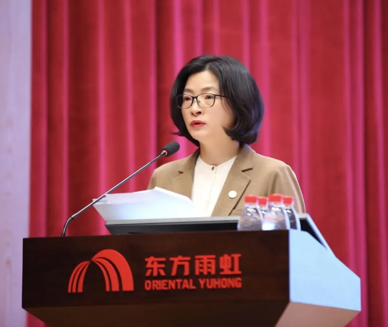 　東方雨虹控股人力資源總監(jiān)兼戰(zhàn)略管理總監(jiān)齊芬女士作“精英治雨虹 全面提人效”主題報告。她表示，2023年，東方雨虹將繼續(xù)秉持“以人為本、以專業(yè)為本、以團隊為本 、以執(zhí)行力為本”的人力資源戰(zhàn)略指導方針，持續(xù)升級創(chuàng)新，多措并舉強化人才隊伍建設，打造堅強有力的組織體系，以決勝姿態(tài)、務實作風，全力以赴向各項既定目標全速前進。