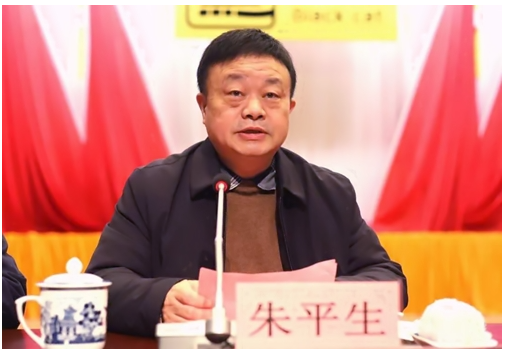 朱平生表示，2022年，是黨和國家歷史上具有里程碑意義的一年，也是黑貓集團加快發(fā)展的關(guān)鍵一年。面對經(jīng)濟下行壓力的加大，黑貓人居危思危，奮勇直追，在經(jīng)營指標(biāo)上再創(chuàng)佳績，在提高發(fā)展質(zhì)量上取得突破。2023年，希望黑貓繼續(xù)發(fā)揮領(lǐng)軍作用、繼續(xù)擔(dān)當(dāng)發(fā)展標(biāo)兵、持續(xù)實現(xiàn)更大突破，奮力推動各項工作“作示范、勇爭先、走前列”，奮力開創(chuàng)世界領(lǐng)先的百年制造企業(yè)新局面。