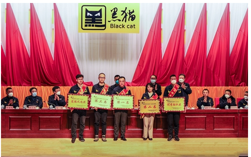 　黑貓集團黨委委員盛旺喜宣讀《關(guān)于表彰疫情防控期間突出貢獻先進個人的決定》和《關(guān)于表彰二〇二二年度“星級班組”的決定》。黑貓集團黨委委員、工會主席胡森立宣讀《關(guān)于表彰二〇二二年度優(yōu)秀企業(yè)、先進單位、先進集體、標(biāo)兵班組、先進生產(chǎn)(工作)者的決定》和黑貓集團首屆職工運動會獲獎名單。