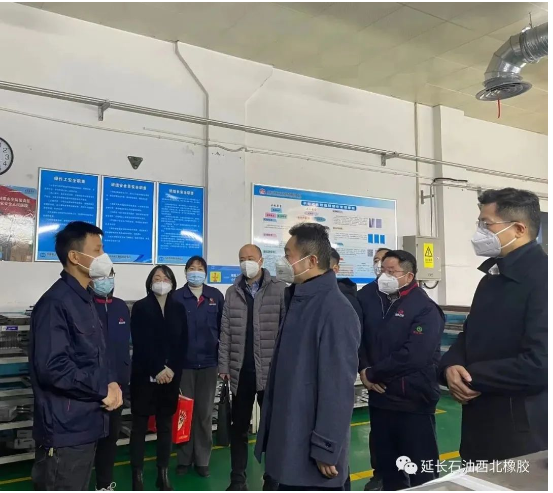 1月12日下午，陜西省國資委副主任崔詩越在延長石油集團(tuán)黨委副書記陳琦的陪同下，走訪慰問了西橡公司生活困難黨員，為他們送去了慰問金和新春祝福及問候，傳遞了黨組織的關(guān)懷和溫暖。西橡公司黨委副書記、總經(jīng)理張航偉及副總經(jīng)理賀莉莉、寧博陪同。