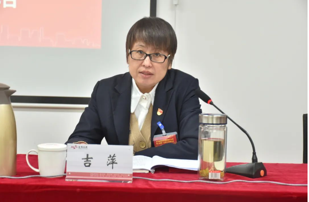 　公司黨委副書記、經(jīng)理吉萍作了題為《改革發(fā)展促創(chuàng)新 轉(zhuǎn)型升級強(qiáng)管理 奮力開創(chuàng)金隅涂料高質(zhì)量發(fā)展新局面》的行政工作報(bào)告。