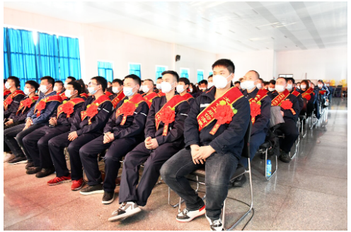 會(huì)議的最后，董事長劉鵬達(dá)向大會(huì)作總結(jié)發(fā)言。劉董首先向?qū)居羞^幫助、做過貢獻(xiàn)、付出過努力和汗水的所有人表示感謝。他指出，任何時(shí)代艱苦奮斗、有責(zé)任、敢擔(dān)當(dāng)都是可貴品質(zhì)，大家在今后的工作中要戒驕戒躁、謙虛謹(jǐn)慎，助力公司邁上新臺(tái)階。同時(shí)劉董特別強(qiáng)調(diào)了個(gè)人的“價(jià)值體現(xiàn)”，他希望公司能成為員工實(shí)現(xiàn)個(gè)人價(jià)值的平臺(tái)，讓員工在工作中找到歸屬感、安全感、價(jià)值感。