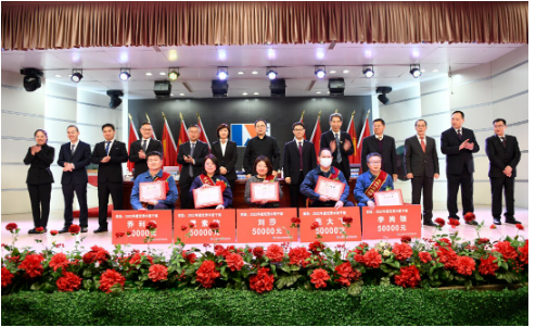 　接下來大會(huì)相繼審議通過了《龍星化工2023年經(jīng)濟(jì)責(zé)任制考核指標(biāo)》、《2023年度培訓(xùn)計(jì)劃》、《龍星化工創(chuàng)新創(chuàng)效項(xiàng)目管理辦法》，并舉行了2023年公司方針目標(biāo)發(fā)布及簽約儀式、先進(jìn)代表發(fā)言，并對2022年度表現(xiàn)突出的先進(jìn)集體和先進(jìn)個(gè)人進(jìn)行表彰。