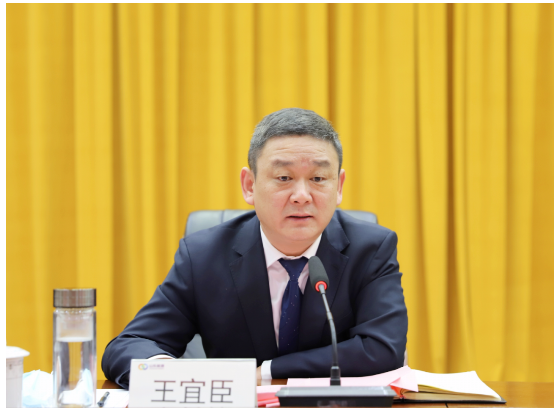 　橡膠公司黨委書記王宜臣主持會議，并就貫徹落實好會議精神提出要求，要堅定不移講政治。要持之以恒嚴(yán)紀(jì)律。要鍥而不舍轉(zhuǎn)作風(fēng)。要全面融合強(qiáng)黨建。要深刻領(lǐng)會、準(zhǔn)確把握會議精神，積極謀劃新思路新舉措，全面落實“13335”工作總要求，為橡膠公司鞏固企穩(wěn)回升的向好趨勢，實現(xiàn)可持續(xù)發(fā)展作出積極貢獻(xiàn)。