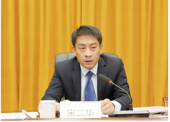 　橡膠公司董事長、總經(jīng)理宋二華在會上指出，2022年，大事、難事、棘手事接踵而至，工作節(jié)奏快、頭緒多，公司上下自信自強(qiáng)守正創(chuàng)新，銳意進(jìn)取勇毅前行，各項工作穩(wěn)中有序?？傮w概括為：穩(wěn)中有進(jìn)、趨勢向好。體現(xiàn)在：運行效率日趨穩(wěn)進(jìn)、戰(zhàn)術(shù)理念愈加精進(jìn)、重點任務(wù)扎實推進(jìn)。干事創(chuàng)業(yè)的氛圍、品牌創(chuàng)建的效應(yīng)、成本管控的質(zhì)效持續(xù)向好。