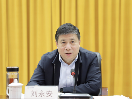 　棗礦集團(tuán)黨委委員、副總經(jīng)理劉永安出席會議并講話，指出，在過去一年中，橡膠公司認(rèn)真落實“疫情要防住、經(jīng)濟(jì)要穩(wěn)住、發(fā)展要安全”總要求，聚焦“轉(zhuǎn)型突破”主題主線，深入開展守正創(chuàng)新、變革轉(zhuǎn)型、管理提升“三個年”活動，團(tuán)結(jié)奮進(jìn)，努力拼搏，真抓實干，呈現(xiàn)出四個方面的特點，實現(xiàn)了平穩(wěn)有序發(fā)展。
