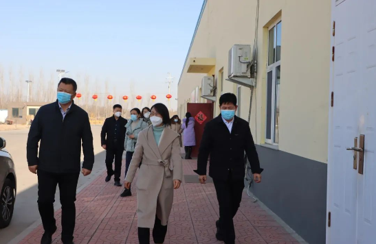 副縣長、縣公安局局長楊秀林到山東永盛橡膠集團(tuán)、澳亞集團(tuán)，指出企業(yè)要安全有序推動(dòng)復(fù)工復(fù)產(chǎn)，盡最大努力減少疫情對(duì)經(jīng)濟(jì)社會(huì)發(fā)展的影響。要主動(dòng)與企業(yè)溝通對(duì)接，及時(shí)了解企業(yè)所需，幫助企業(yè)解決實(shí)際問題。