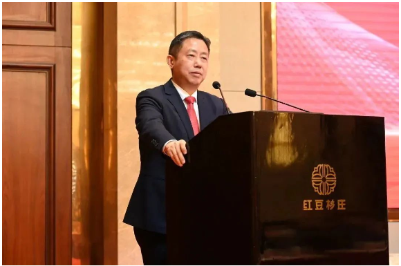 　紅豆集團董事局主席周海江作重要講話。他表示，過去的一年通用股份在逆境下不斷進化升級，穩(wěn)健發(fā)展。面對新的一年要充滿信心，積極把握中國經濟快速恢復的新機遇，贏得主動，為實現百億通用、千億紅豆添磚加瓦!