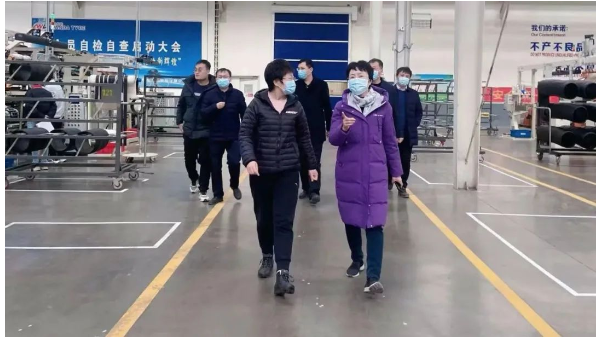車轅車轍了解，1月31日上午，廣宗縣委副書記、縣長(zhǎng)鄭曉燕萬達(dá)輪胎公司調(diào)研節(jié)后復(fù)工復(fù)產(chǎn)情況。