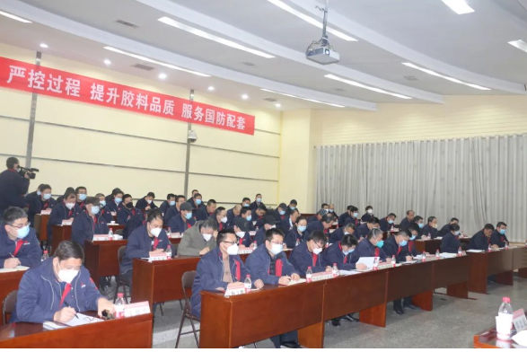 公司副總經(jīng)理魏穩(wěn)戰(zhàn)宣讀了2022年安全生產(chǎn)目標責任考核結(jié)果及安全風險抵押金兌現(xiàn)決定?？傉{(diào)度長、生產(chǎn)保障部部長程森禮傳達了集團2023年安全生產(chǎn)工作會議精神。延長橡膠、泰國公司和膠布制品分公司分別作了經(jīng)驗交流發(fā)言。
