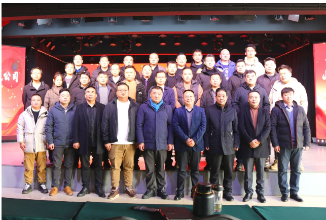 在山東祥通橡塑科技有限公司2023年度銷售工作部署動員會議上，總經(jīng)理張振宇闡述了今年的銷售任務(wù)目標(biāo)：比去年的銷售額翻一番。他強(qiáng)調(diào)，本次會議旨在為新一年的銷售工作定調(diào)子、指方向、鼓干勁。