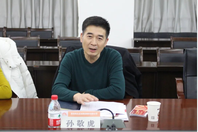 陜西省商務(wù)廳副廳長孫敬虎一行到延長橡膠公司調(diào)研座談，公司總經(jīng)理張航偉、營銷總監(jiān)王國強及相關(guān)部門負責人參加了會談。