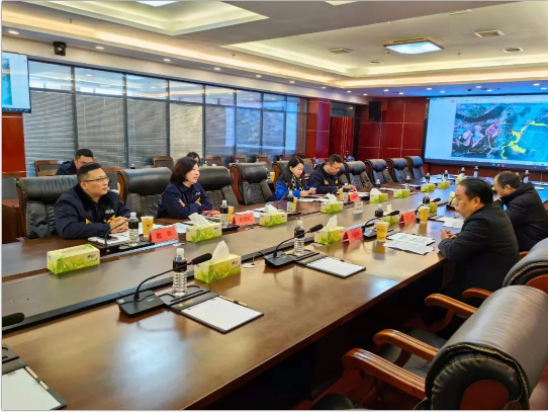 潘福林表示，黑貓集團作為景德鎮(zhèn)市屬大型國有企業(yè)，為景德鎮(zhèn)市經(jīng)濟社會發(fā)展作出了重要貢獻。市工信局也在致力于解決企業(yè)困難，積極與省政府、省工信廳進行密切溝通。待省廳正式下發(fā)《江西省化工重點監(jiān)測點認定標準》后，市工信局將積極推進黑貓集團化工重點監(jiān)測點認定工作，助力企業(yè)重點項目盡快落地投產(chǎn)。