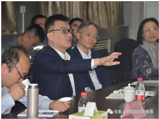 物產(chǎn)中大化工集團黨委副書記、董事、工會主席時貞侖，常務(wù)副總經(jīng)理唐宇清，黨委委員、紀(jì)委書記、監(jiān)事長郭健，黨委辦公室、辦公室副主任、責(zé)任人姚順佳，財務(wù)管理部副經(jīng)理、責(zé)任人馮陳麗，實業(yè)管理部、安全生產(chǎn)部副經(jīng)理、責(zé)任人王艷斌等陪同調(diào)研并發(fā)言。