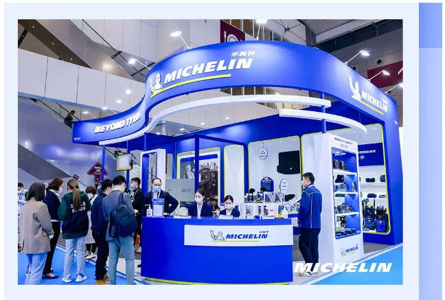 2022年底首發(fā)的米其林手機支架和車載吸塵器也以其獨具匠心的設(shè)計和出色的性能表現(xiàn)引起了市場關(guān)注。此外，米其林還展示了雨刮、車膜、緊急救援、洗車機、除味劑、生活時尚等超過10個品類的豐富產(chǎn)品。