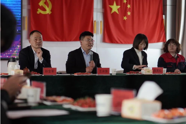 步入主會(huì)場(chǎng)，煙臺(tái)鑫泰電纜總經(jīng)理王永強(qiáng)主持會(huì)議并致歡迎辭。王永強(qiáng)首先對(duì)供應(yīng)商代表們的到來(lái)表示了歡迎。他表示供應(yīng)商作為鑫泰電纜重要的合作伙伴，是鑫泰電纜生產(chǎn)優(yōu)質(zhì)產(chǎn)品的源頭。一直以來(lái)，雙方秉承精誠(chéng)合作、攜手共贏的理念，共同支撐起公平、公開(kāi)、持久、健康的合作環(huán)境。通過(guò)本次供應(yīng)商大會(huì)的進(jìn)一步深度交流，雙方將力爭(zhēng)最大化地實(shí)現(xiàn)“共創(chuàng)、共贏、共享”的供需合作關(guān)系。