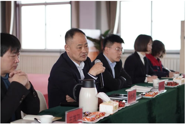 自由討論環(huán)節(jié)，鑫泰電纜生產(chǎn)總監(jiān)王茂衛(wèi)就其公司原材料采購(gòu)?fù)袋c(diǎn)進(jìn)行了詳細(xì)闡述。隨后部分供應(yīng)商代表交流發(fā)言，對(duì)行業(yè)整體發(fā)展形式做出自己的判斷，對(duì)鑫泰電纜提出了很多合理化建議。為感謝部分供應(yīng)商在鑫泰電纜經(jīng)營(yíng)發(fā)展過(guò)程中所作出的積極貢獻(xiàn)，會(huì)上表彰了各類優(yōu)秀供應(yīng)商11家。