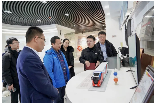 在科華賽邦新材料展廳，一行領(lǐng)導(dǎo)詳細(xì)了解了科華賽邦與白俄羅斯國家科學(xué)院合作研發(fā)的落地產(chǎn)品“耐低溫尼龍材料、碳纖維、高性能改性尼龍材料、聚酯類材料、3D增材材料”等多類復(fù)合材料