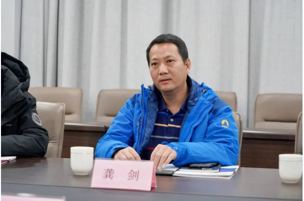座談會上山東華凌電纜副總裁、董事會秘書王飛先生向深交所、市金融監(jiān)管局領(lǐng)導(dǎo)介紹了企業(yè)發(fā)展歷程、行業(yè)情況、融資情況及上市工作情況，并表示華凌將做好基礎(chǔ)工作、穩(wěn)健發(fā)展，加快上市進(jìn)程。