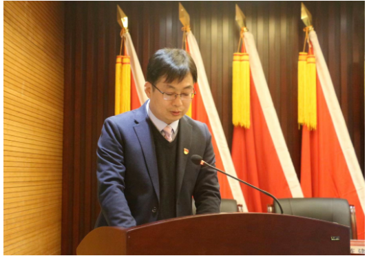 公司副總經(jīng)理魏穩(wěn)戰(zhàn)宣讀了《關(guān)于表彰2022年度先進(jìn)單位、先進(jìn)班組、先進(jìn)個人的決定》《關(guān)于西橡發(fā)展大討論建言獻(xiàn)策獎》，并組織頒獎。