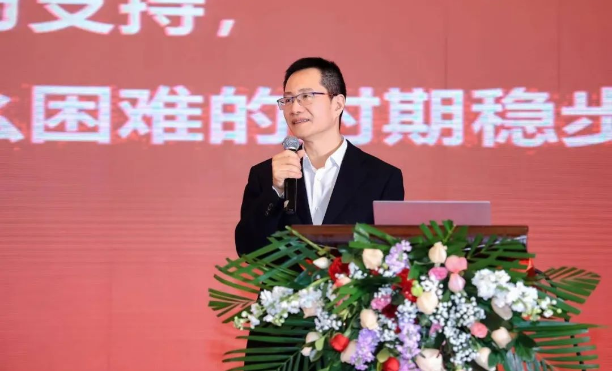 中策橡膠集團(tuán)高級(jí)副總經(jīng)理葛國(guó)榮指出，烏卡時(shí)代(易變不穩(wěn)定、復(fù)雜環(huán)境下)，中策卡客車輪胎將繼續(xù)圍繞零售商來(lái)精準(zhǔn)實(shí)施政策支持、渠道建設(shè)支持、供應(yīng)鏈體系完善、數(shù)字化賦能、集團(tuán)車隊(duì)合作生態(tài)支持等，幫助中策家人在內(nèi)卷時(shí)代突出重圍、持久賺錢。