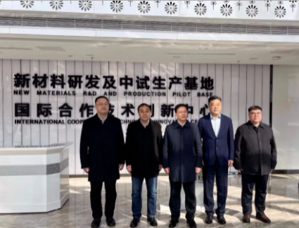 烏海市委書記唐毅帶領(lǐng)著一行人來到了青島黑貓研究院。