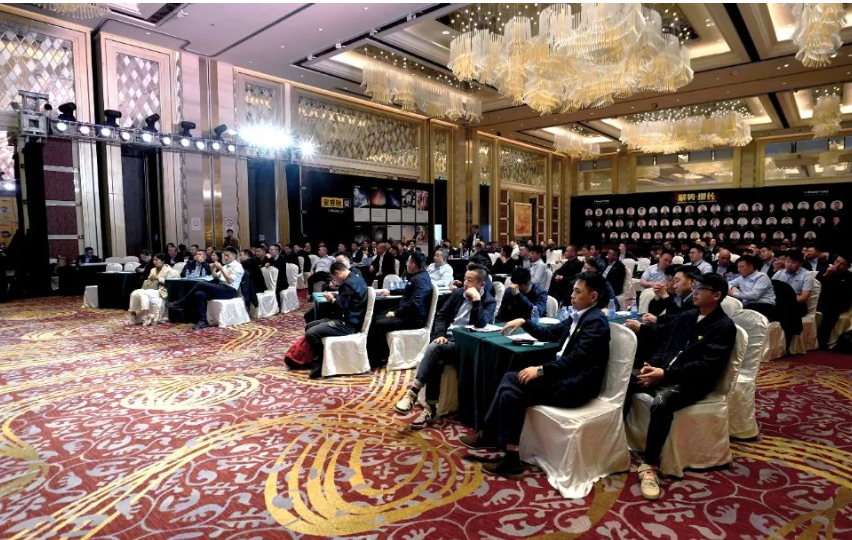 在23日下午的全國(guó)運(yùn)營(yíng)商大會(huì)上，與會(huì)者們共同探討了如何把握行業(yè)趨勢(shì)，深化市場(chǎng)競(jìng)爭(zhēng)，以及如何更好地服務(wù)于門店。陳平、李勇和唐婉星分別就行業(yè)趨勢(shì)、銷售痛點(diǎn)和財(cái)務(wù)管理等方面發(fā)表了精彩的演講。在此環(huán)節(jié)中，運(yùn)營(yíng)商代表們分享了自己的經(jīng)驗(yàn)和感悟，提出了自己的見解和建議，為行業(yè)的發(fā)展獻(xiàn)計(jì)獻(xiàn)策。