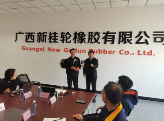 新桂輪公司的全體員工上下一心，抓住市場(chǎng)回暖行業(yè)向好的機(jī)遇，開展了“降本增效”為主題的十項(xiàng)改革活動(dòng)，并取得了顯著成果。公司目前產(chǎn)銷兩旺，二月份的銷售業(yè)績更是創(chuàng)下歷史新高。針對(duì)這一突出表現(xiàn)，公司于2月25日召開提案改善表彰大會(huì)，對(duì)入選的十一項(xiàng)合理化建議提案進(jìn)行評(píng)選，并頒發(fā)一二三等獎(jiǎng)。會(huì)上，董事長王定杰等公司領(lǐng)導(dǎo)為獲得者團(tuán)隊(duì)頒發(fā)了獎(jiǎng)金。