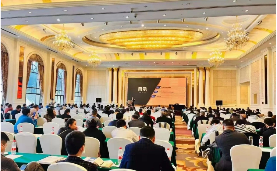 今年三月，2022年全國塑料著色與色母粒學(xué)術(shù)技貿(mào)信息交流會暨第二十九屆中國色母粒行業(yè)年會在重慶長壽召開，本次會議由中國染料工業(yè)協(xié)會色母粒專業(yè)委員會主辦、重慶澳彩新材料股份有限公司、蘇州寶麗迪材料科技股份有限公司等18家中外企業(yè)協(xié)辦。吸引了來自全國各地的415名代表參加，涉及到260多家企業(yè)。