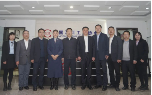 中國涂料工業(yè)協(xié)會與濮陽市人民政府進行了一次深入交流，雙方就可持續(xù)發(fā)展、濮陽綠色涂料產業(yè)園區(qū)建設及未來相關合作事宜展開了討論。這次會議，不僅加深了雙方的友好合作關系，更為濮陽的涂料產業(yè)的可持續(xù)發(fā)展注入了新的動力。