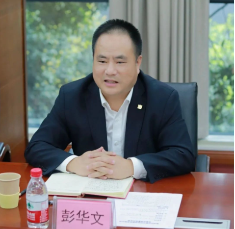 彭華文在技術(shù)交流會(huì)上對(duì)TPL國重的科研實(shí)力及其對(duì)中國軌道交通事業(yè)的貢獻(xiàn)表示了肯定，并提出了新的科研設(shè)想。他希望雙方能夠加強(qiáng)合作，共同解決行業(yè)難題，為人民群眾的生活帶來更多的福利。