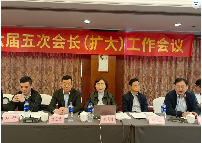 在會議的征求意見環(huán)節(jié)，大家暢所欲言、統(tǒng)一思想，分享了各自企業(yè)當前的情況，并就企業(yè)創(chuàng)新求發(fā)展、練好內(nèi)功、多元化經(jīng)營模式等方面提出了各自的想法和建議。大家也就協(xié)會下步工作計劃、企業(yè)的需求、難題等展開討論，積極為行業(yè)發(fā)展建言獻策，達成了共識，并進一步明確了協(xié)會下步的工作思路。