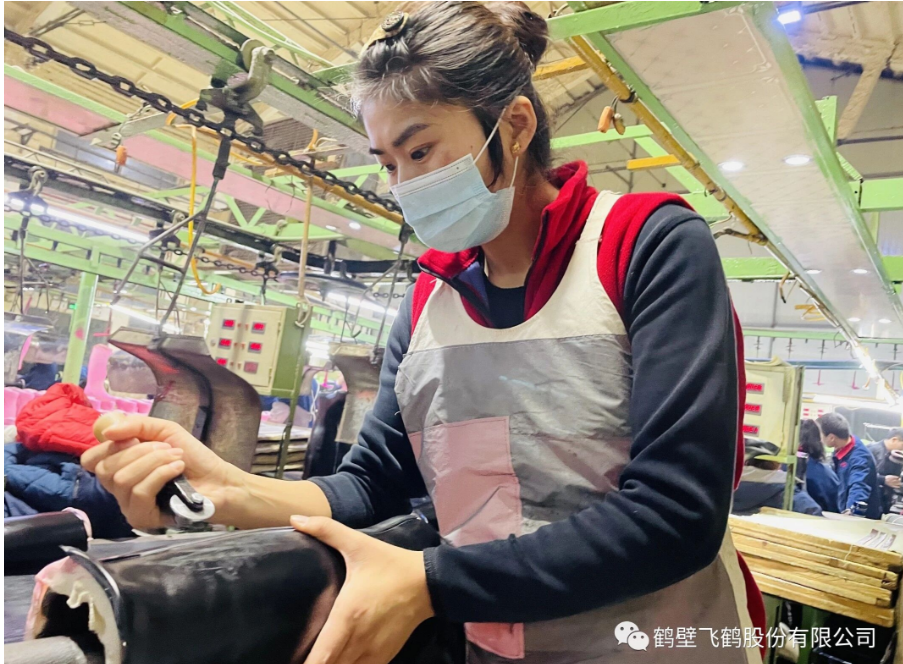 對于2023年，鶴壁飛鶴股份有限公司的董事會報告指出，2023年是二十大開局之年，對勞保行業(yè)來說，也是一個大好機會。要抓住機遇，著眼未來。針對勞保行業(yè)大好局勢，公司要做好調(diào)整銷售策略，保老市場，提安全銷量。嚴格執(zhí)行各項行之有用的制度、工藝、流程，確保生產(chǎn)用戶滿意的產(chǎn)品!尋求合適工藝，提供機械化水平，降低勞動強度。加強管理，向管理要效益。招聘和培養(yǎng)管理人才和專業(yè)技術(shù)人才，以真才實干、對公司忠誠為標(biāo)準(zhǔn)，造就公司中堅力量。