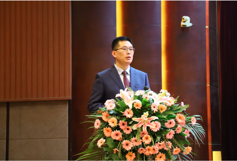 會上，對2022年優(yōu)秀供應(yīng)商進行了表彰。美晨工業(yè)集團董事長王永剛作總結(jié)講話，回顧了公司近三年的經(jīng)營業(yè)績及發(fā)展成果，對各位合作伙伴在與美晨同舟共濟、共克時艱，所做出的積極努力與突出貢獻表示感謝，并對合作伙伴在共創(chuàng)共贏、協(xié)作交流、降本增效、精益管理、產(chǎn)能儲備、誠信廉潔等方面提出了期許。