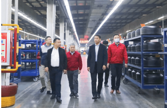 除了參觀棗礦橡膠公司，曹限東還深入全鋼八億橡膠和半鋼豐源輪胎實(shí)地交流，了解了生產(chǎn)組織、現(xiàn)場(chǎng)定置、設(shè)備運(yùn)行、員工面貌、物流發(fā)貨等。