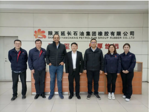 陜西延長石油西北橡膠有限公司于3月18日接待了來自南美的客戶一行兩人。本次交流座談會(huì)上，公司總經(jīng)理張航偉、營銷總監(jiān)王國強(qiáng)、外貿(mào)部副部長李丹以及相關(guān)人員參加了會(huì)議。