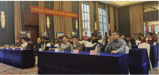 2022年，面對(duì)疫情反復(fù)出現(xiàn)，南方高溫暴雨，市場(chǎng)需求下滑等嚴(yán)峻挑戰(zhàn)，三角輪胎乘用車(chē)胎銷(xiāo)售團(tuán)隊(duì)與各地經(jīng)銷(xiāo)商團(tuán)結(jié)一心、砥礪前行，克服各種困難，最終取得了出色的市場(chǎng)業(yè)績(jī)。