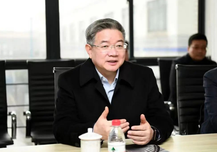 隨后，傅書記一行前往車間現(xiàn)場進行參觀，了解企業(yè)產(chǎn)品生產(chǎn)過程。一行人邊走邊看，途中傅書記鼓勵我們要立足自身優(yōu)勢，堅守主責主業(yè)，加強技術(shù)創(chuàng)新和產(chǎn)品研發(fā)，加快轉(zhuǎn)型發(fā)展步伐。