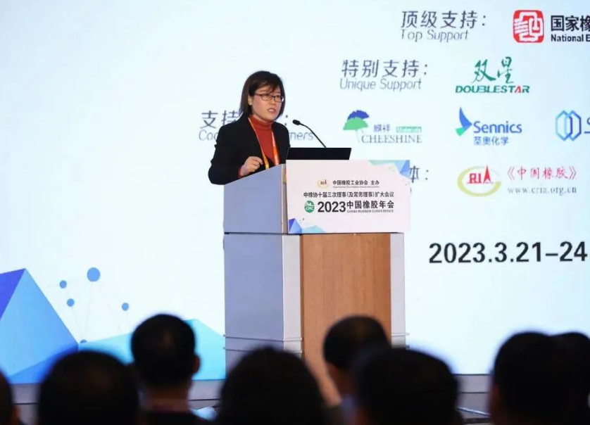 會(huì)議伊始，中國(guó)橡膠工業(yè)協(xié)會(huì)會(huì)長(zhǎng)徐文英做了2022年中國(guó)橡膠工業(yè)協(xié)會(huì)工作匯報(bào)及2023年工作計(jì)劃。徐文英表示，2022年，協(xié)會(huì)持續(xù)服務(wù)企業(yè)，解決行業(yè)難點(diǎn)問(wèn)題，做好企業(yè)與政府的溝通橋梁，并加強(qiáng)協(xié)會(huì)內(nèi)部自身建設(shè)。2023年，基礎(chǔ)工作之外，協(xié)會(huì)還將積極組織海外考察，推動(dòng)雙碳目標(biāo)實(shí)施，推動(dòng)行業(yè)評(píng)價(jià)體系制定等。徐文英還呼吁要改變觀念，從數(shù)量規(guī)模效益轉(zhuǎn)往質(zhì)量發(fā)展，期待行業(yè)打破邊界，積極跨界協(xié)同，實(shí)現(xiàn)共生共榮。