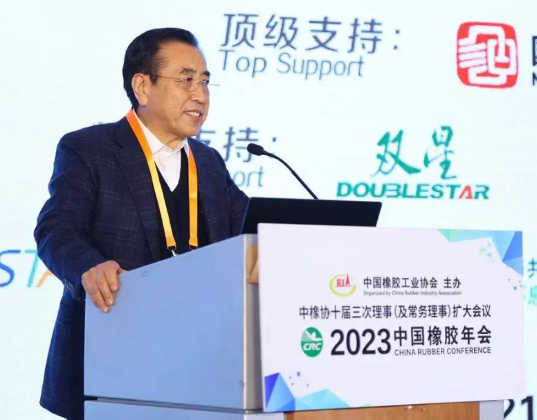 中國(guó)橡膠工業(yè)協(xié)會(huì)高級(jí)副會(huì)長(zhǎng)、主席團(tuán)企業(yè)執(zhí)行主席國(guó)家橡膠與輪胎工程技術(shù)研究中心主任，賽輪集團(tuán)股份有限公司黨委書記、名譽(yù)董事長(zhǎng)袁仲雪做大會(huì)主旨發(fā)言。袁仲雪認(rèn)為，在國(guó)際市場(chǎng)矛盾突出的復(fù)雜環(huán)境下，企業(yè)應(yīng)在不確定環(huán)境下，做好確定的事情。對(duì)此，企業(yè)應(yīng)抓好科技創(chuàng)新、生產(chǎn)工藝創(chuàng)新、智能化/無(wú)人化創(chuàng)新、節(jié)能環(huán)保創(chuàng)新、服務(wù)用戶創(chuàng)新、人才培養(yǎng)創(chuàng)新，以此推動(dòng)自身高質(zhì)量發(fā)展。