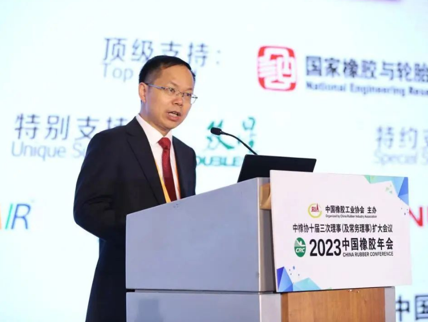 隨后，中國(guó)橡膠工業(yè)協(xié)會(huì)副會(huì)長(zhǎng)兼秘書長(zhǎng)雷昌純分享了2022年中國(guó)橡膠行業(yè)經(jīng)濟(jì)運(yùn)行情況及2023年形勢(shì)展望。2022年中國(guó)橡膠制品行業(yè)規(guī)上企業(yè)4037家，產(chǎn)業(yè)規(guī)模持續(xù)擴(kuò)大，利潤(rùn)率逐漸下滑。2022年橡膠行業(yè)出口交貨值繼續(xù)實(shí)現(xiàn)強(qiáng)勁增長(zhǎng)，但增幅有所回落，出口率(值)創(chuàng)出新高，全年保持在高位運(yùn)行。展望2023年，中橡協(xié)輪胎分會(huì)預(yù)測(cè)，輪胎銷售收入和盈利情況可能會(huì)有顯著提升，產(chǎn)業(yè)集中度也會(huì)進(jìn)一步提高。