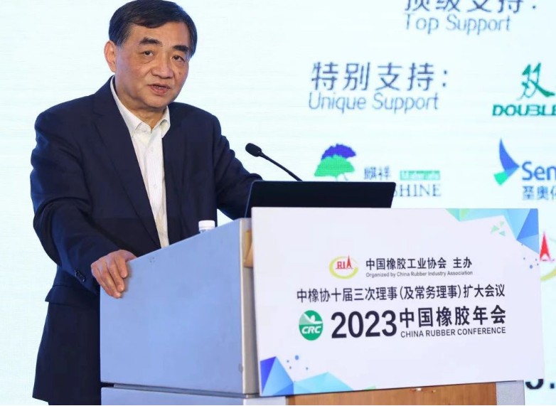 中策橡膠集團(tuán)股份有限公司董事長(zhǎng)、中國(guó)橡膠工業(yè)協(xié)會(huì)高級(jí)副會(huì)長(zhǎng)沈金榮對(duì)2023年中國(guó)橡膠行業(yè)形勢(shì)進(jìn)行了分析，并解讀了當(dāng)前所面臨的難點(diǎn)熱點(diǎn)問(wèn)題。他指出，中國(guó)制造業(yè)由于環(huán)保支出及生產(chǎn)成本的提升，以及天膠關(guān)稅問(wèn)題遲遲沒(méi)有解決，正在喪失“中國(guó)制造”的優(yōu)勢(shì)。他強(qiáng)調(diào)，中國(guó)產(chǎn)業(yè)鏈配套最完整，生態(tài)環(huán)境已經(jīng)發(fā)生了重大變化，從業(yè)者們只能加倍努力，以正面變化沖消負(fù)面因素。