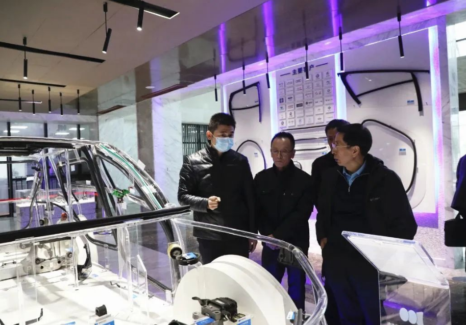 吳衛(wèi)東博士一行先后參觀了建新總部產(chǎn)品展廳，試驗(yàn)中心(CNAS認(rèn)可試驗(yàn)室)，膠管公司，減震、高分子、密封條梅橋工廠，實(shí)地考察建新的自動(dòng)化生產(chǎn)線、智能化生產(chǎn)設(shè)備、橡膠原材料存儲(chǔ)環(huán)境、Audit匹配室及產(chǎn)品的生產(chǎn)工藝和流程等。期待建新繼續(xù)在汽車(chē)零部件領(lǐng)域深耕，聚焦主業(yè)實(shí)業(yè)，打造成為世界級(jí)科研領(lǐng)先的智能生態(tài)系統(tǒng)優(yōu)質(zhì)服務(wù)平臺(tái)。
