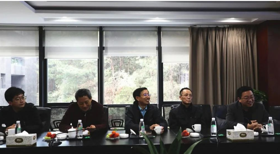 建新工會(huì)主席陳春學(xué)表示，建新與高校的產(chǎn)學(xué)研合作項(xiàng)目融洽且取得良好成效，希望后續(xù)與北化的科研團(tuán)隊(duì)進(jìn)行深入合作。借助科研團(tuán)隊(duì)力量，使建新橡膠材料在配方、性能與新材料應(yīng)用等方面進(jìn)一步突破與創(chuàng)新，加速推動(dòng)企業(yè)研發(fā)生產(chǎn)能力再上新臺(tái)階，進(jìn)一步提升行業(yè)核心競(jìng)爭(zhēng)力。