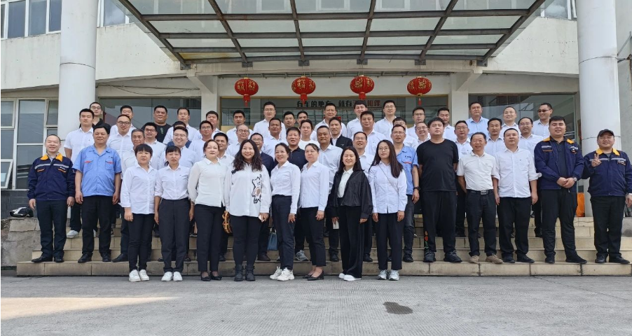 云膠集團(tuán)阮林光、白進(jìn)、張學(xué)明等領(lǐng)導(dǎo)一行47人赴新桂輪公司參觀交流。新桂輪董事長王定杰帶領(lǐng)公司中高層熱情接待。