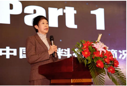 在演講中，孫蓮英呼吁行業(yè)同仁緊抓政策落地，將國家發(fā)展宏偉藍圖轉(zhuǎn)為企業(yè)施工圖，集中力量推動高質(zhì)量發(fā)展。她強調(diào)，調(diào)查研究是謀事之基、成事之道，企業(yè)應(yīng)多調(diào)查、多研究，持續(xù)加強產(chǎn)品創(chuàng)新以及品牌建設(shè)。同時，面對多級挑戰(zhàn)和疫情對經(jīng)濟的影響，企業(yè)可以以“穩(wěn)字當(dāng)頭、穩(wěn)中求進，宏觀政策、擴大需求、改革創(chuàng)新、防范化解風(fēng)險”為基本方針。